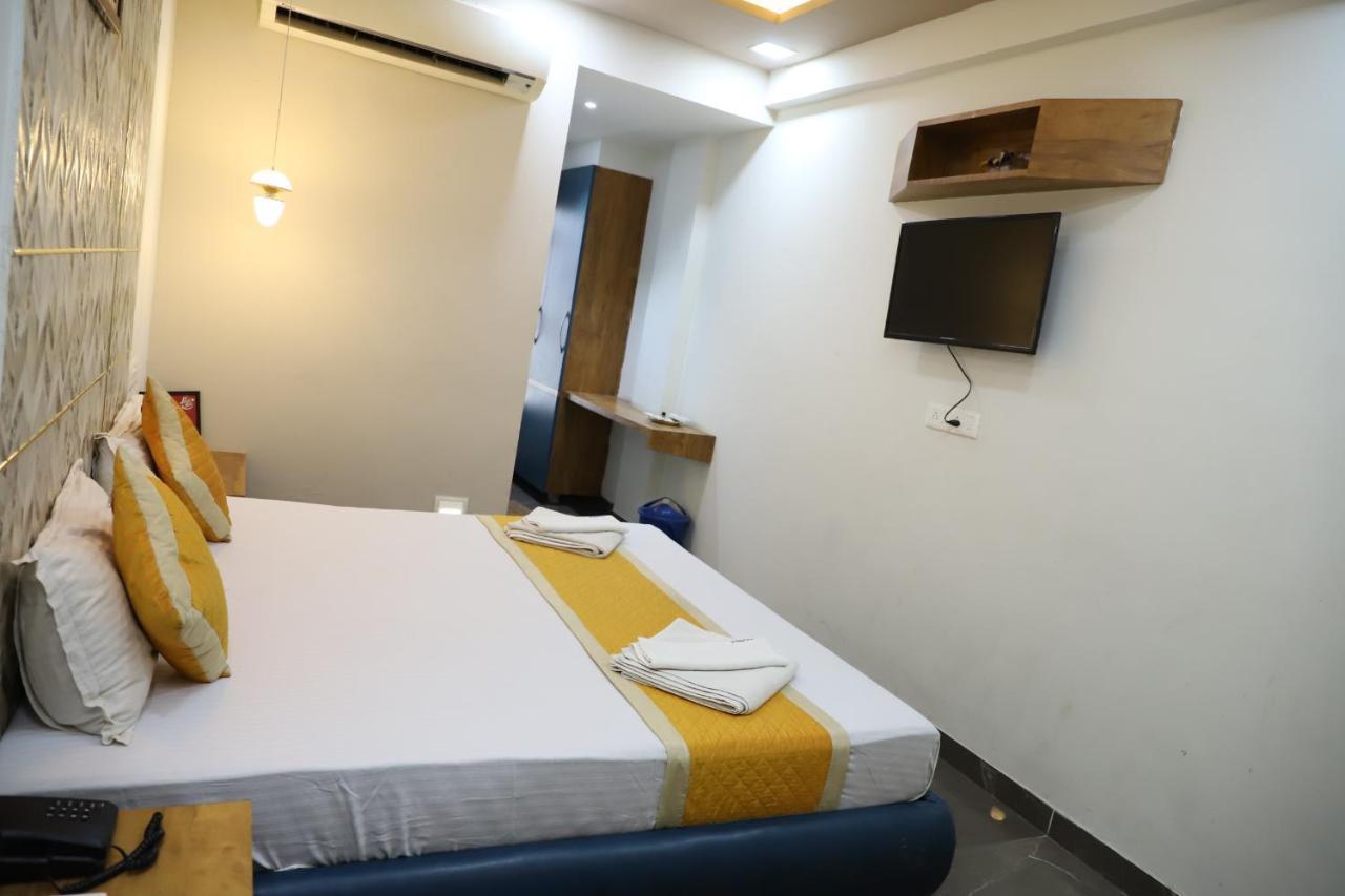 Hotel Dolphin Residency Pātan Dış mekan fotoğraf