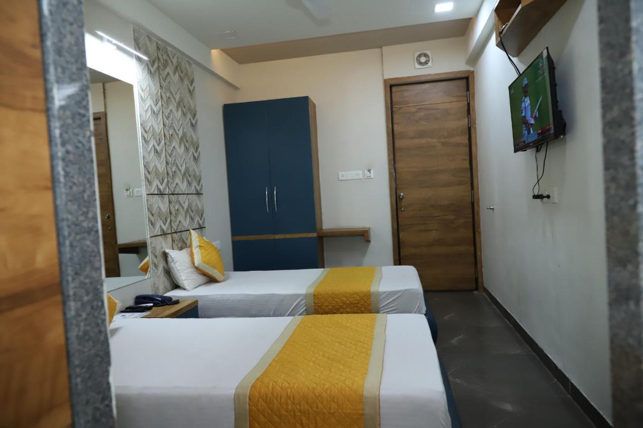 Hotel Dolphin Residency Pātan Dış mekan fotoğraf